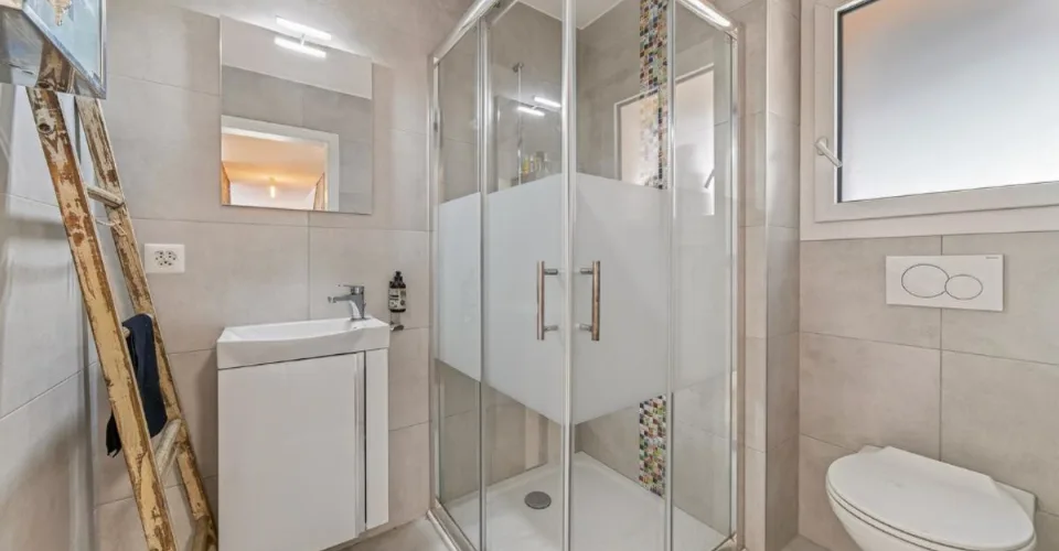 Villa familiare recente con piscina riscaldata e vista aperta – foto 7 di 32