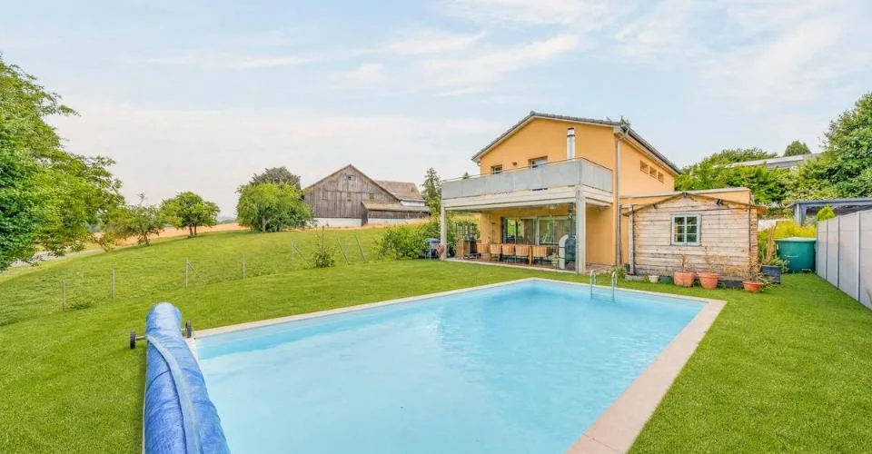 Villa familiare recente con piscina riscaldata e vista aperta – foto 20 di 32