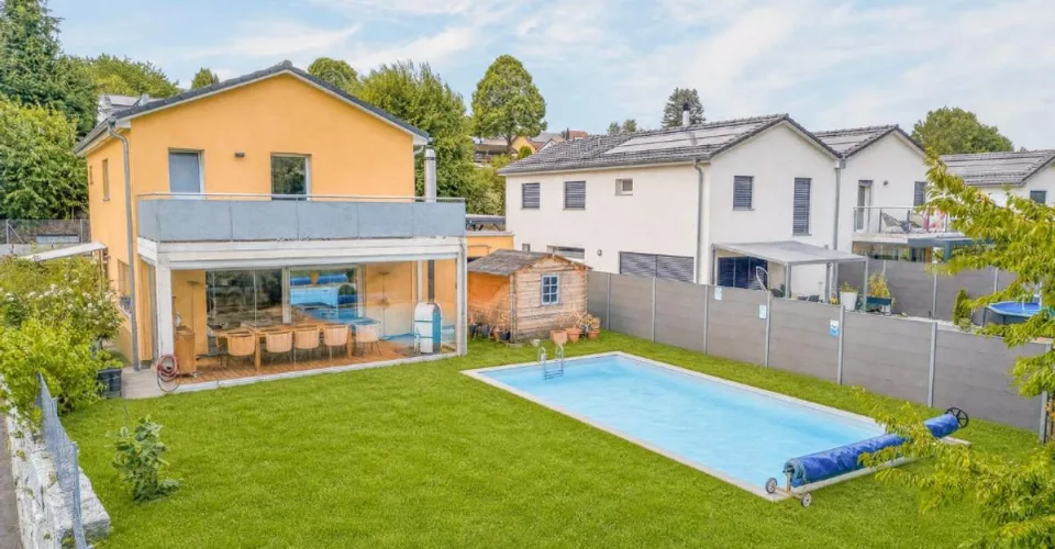 Villa familiare recente con piscina riscaldata e vista aperta – foto 2 di 32