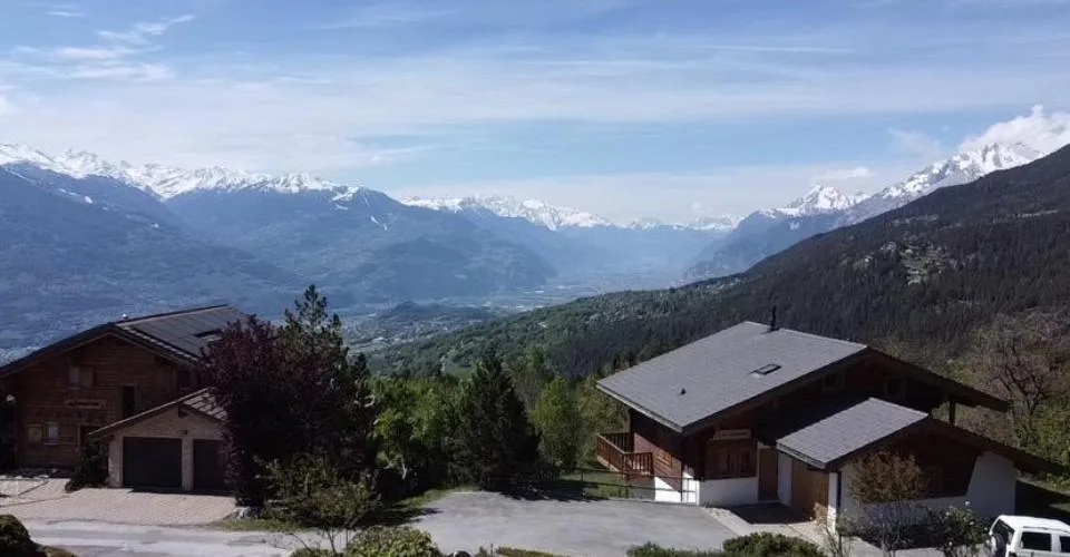 Superbe duplex avec jardin, panorama dégagé et garage, un atout indéniable – photo 2 sur 26