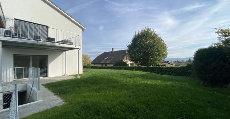Logement avec deux terrasses et jardin privatif