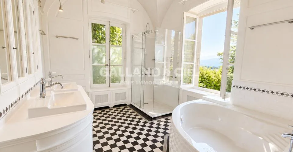 Manoir de caractère au coeur d'un domaine privé