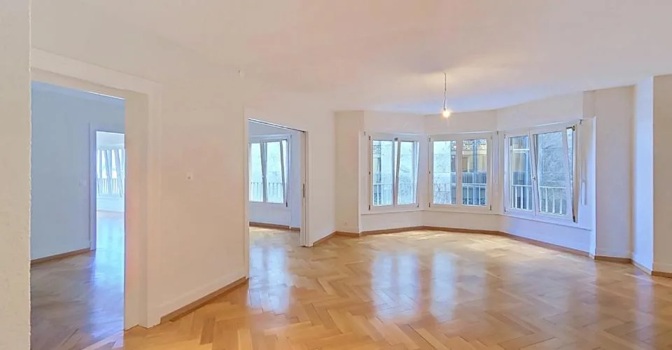 Grand 6.5 pièces familial entièrement rénové avec vue lac et place de parc – Foto 2 von 13