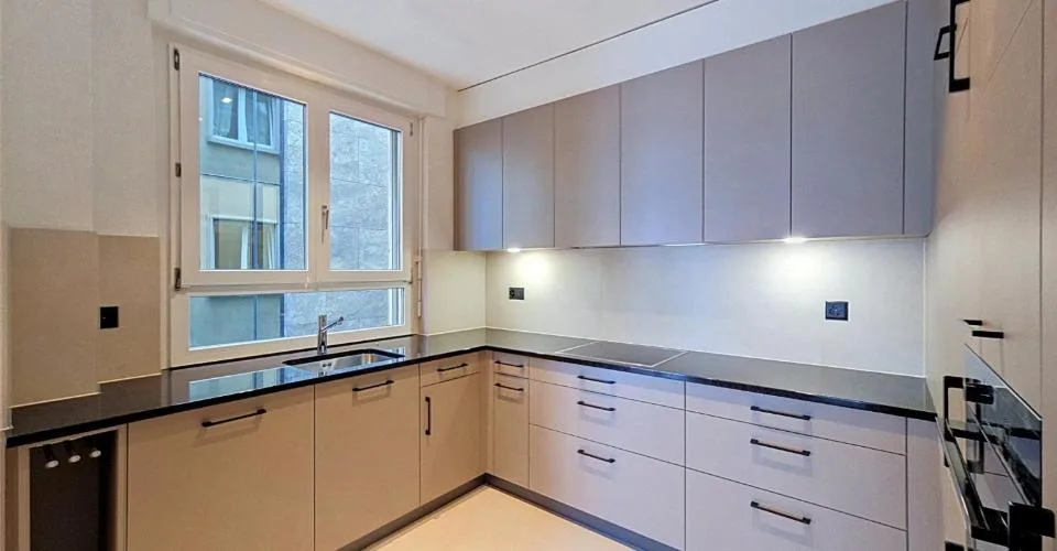 Grand 6.5 pièces familial entièrement rénové avec vue lac et place de parc – Foto 3 von 13
