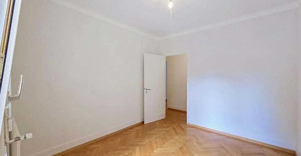 Grand 6.5 pièces familial entièrement rénové avec vue lac et place de parc – Foto 12 von 13