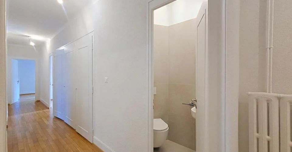 Grand 6.5 pièces familial entièrement rénové avec vue lac et place de parc – Foto 8 von 13