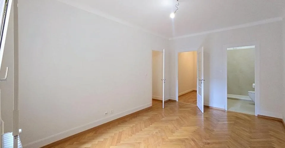 Grand 6.5 pièces familial entièrement rénové avec vue lac et place de parc – Foto 11 von 13