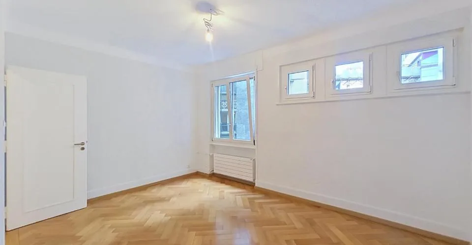 Grand 6.5 pièces familial entièrement rénové avec vue lac et place de parc – Foto 13 von 13