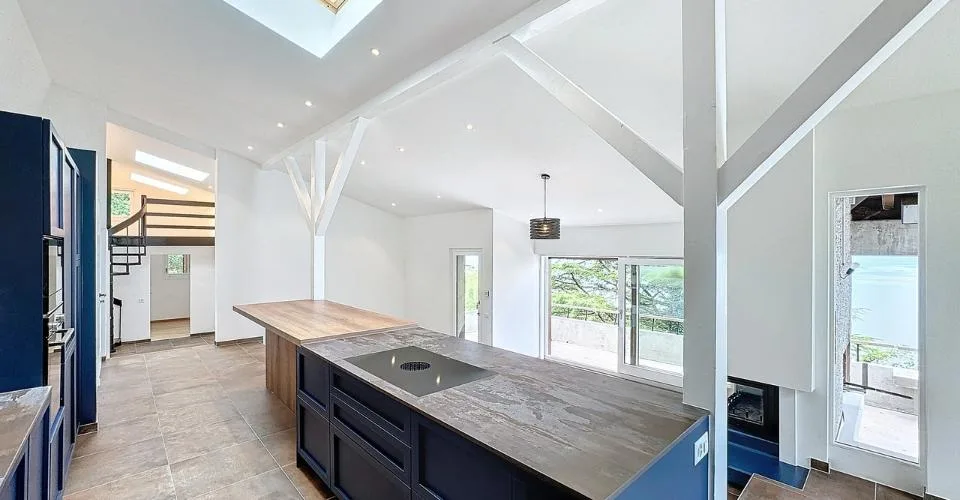 Situation unique - Magnifique villa rénovée avec jardin et vue lac