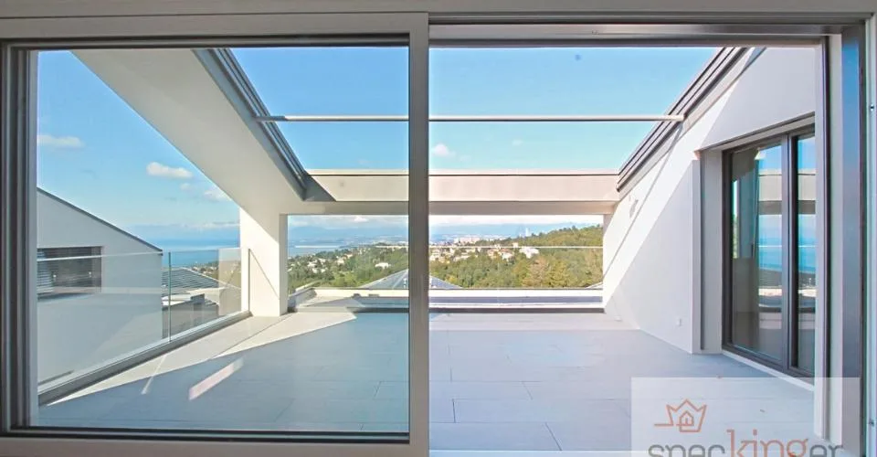 Lumineux appartement de 5,5 pièces, terrasse, très belle vue lac