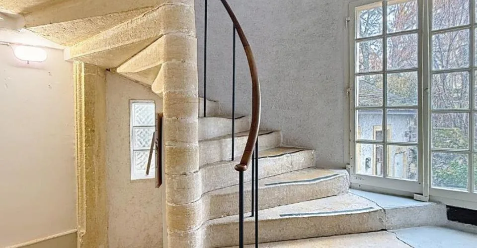 Logement atypique de 5.5 pièces au 2ème étage (bail à durée déterminée)