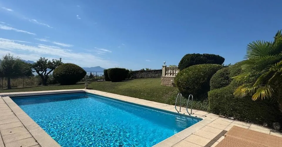 ST-PREX - Maison de charme avec piscine et vue sur le lac à louer à St-Prex