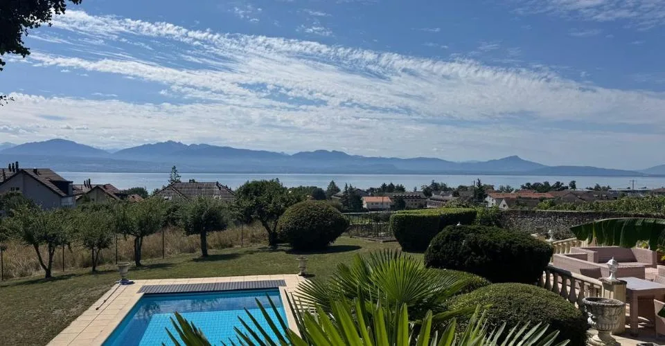 ST-PREX - Maison de charme avec piscine et vue sur le lac à louer à St-Prex