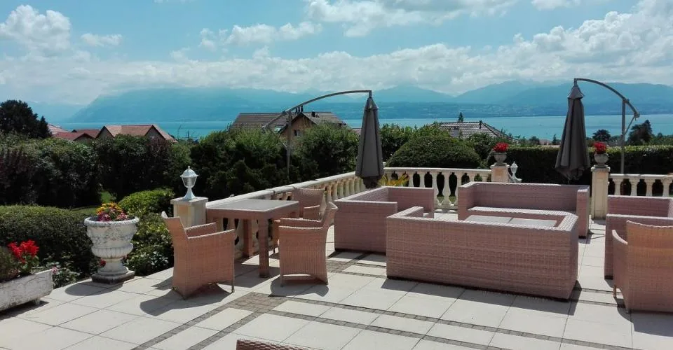 ST-PREX - Maison de charme avec piscine et vue sur le lac à louer à St-Prex