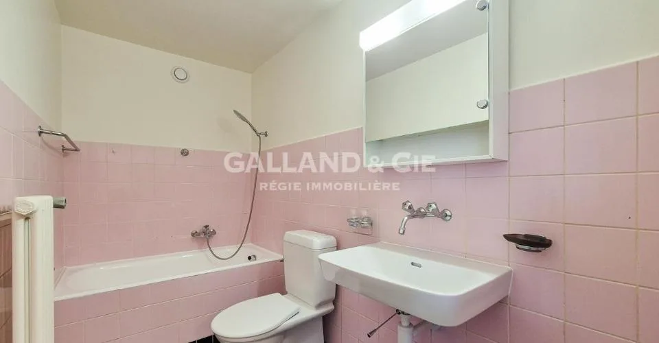 Appartement de 2 pièces au 4ème étage partiellement rénové