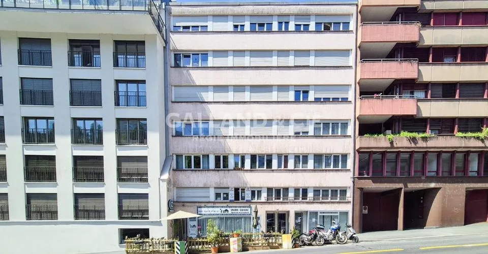 Appartement de 2 pièces au 4ème étage partiellement rénové
