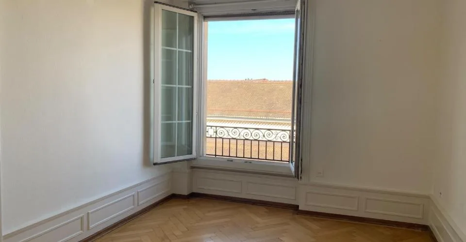 Très bel appartement avec beaucoup de cachet, spacieux et lumineux bénéficiant d'une belle échappée sur le lac