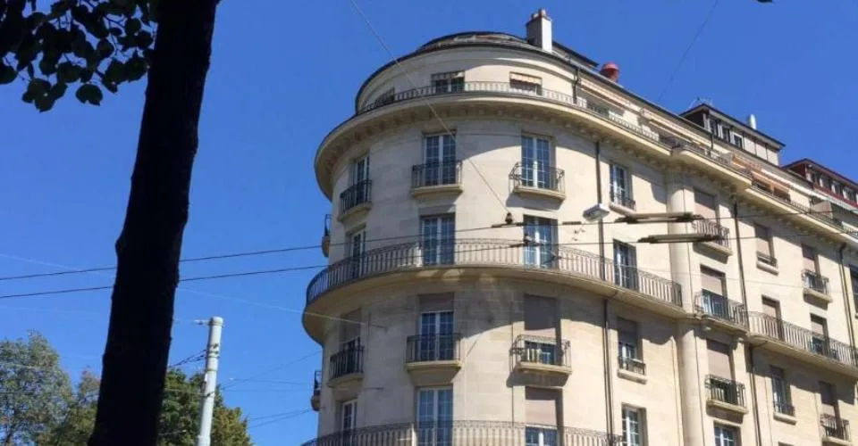 Très bel appartement avec beaucoup de cachet, spacieux et lumineux bénéficiant d'une belle échappée sur le lac