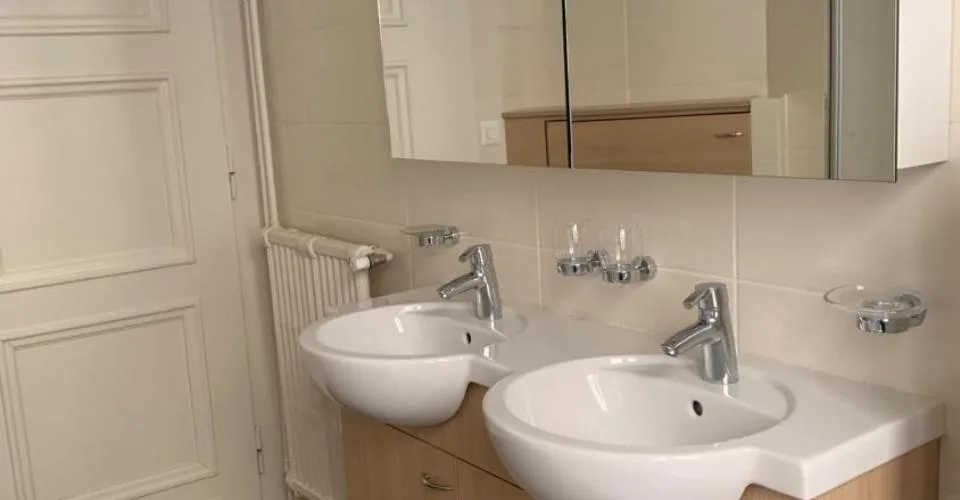 Très bel appartement avec beaucoup de cachet, spacieux et lumineux bénéficiant d'une belle échappée sur le lac