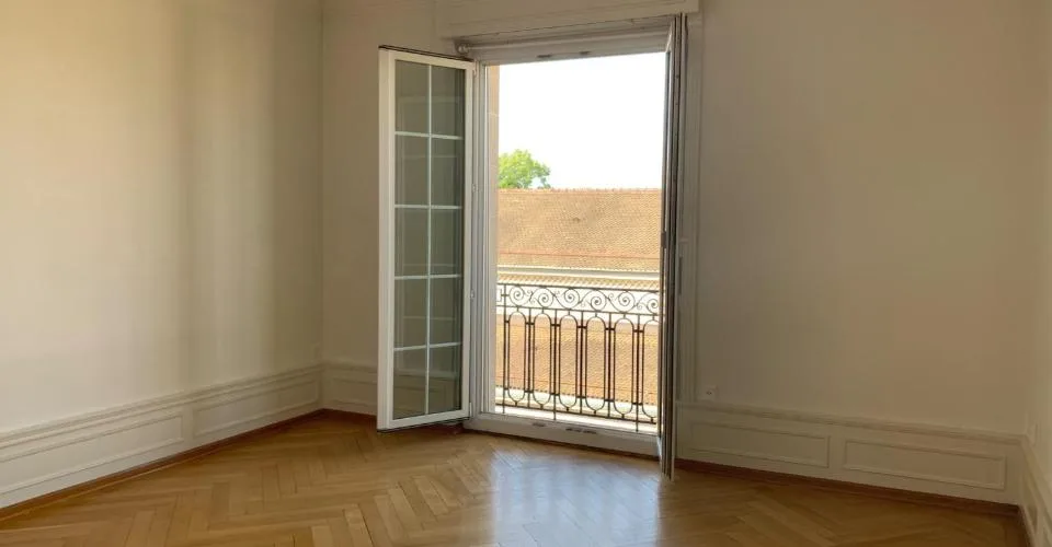 Très bel appartement avec beaucoup de cachet, spacieux et lumineux bénéficiant d'une belle échappée sur le lac