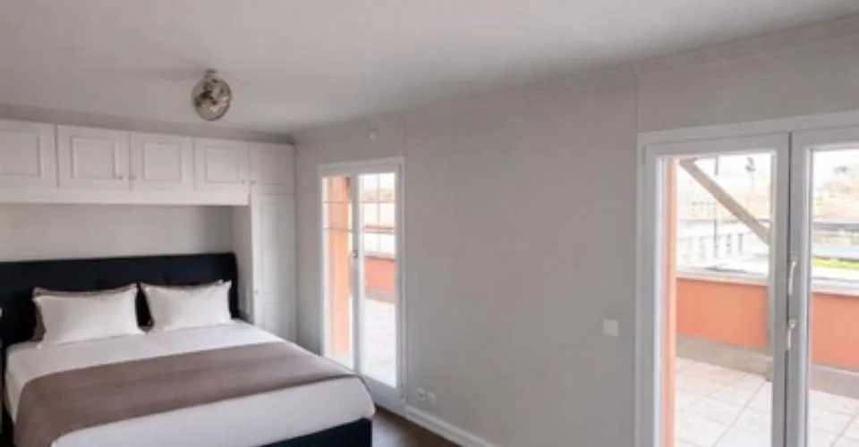 Attique exclusif avec vaste terrasse, à deux pas de la gare et du centre-ville.