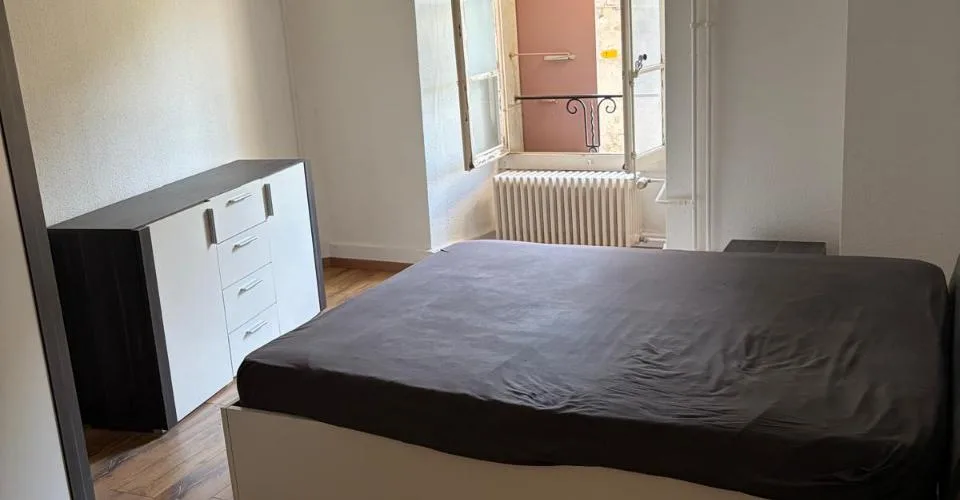 Appartement de 3 pièces au rez + 1er étage