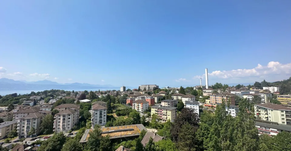 Bel et spacieux appartement de 3,0 pièces au 9ème étage avec vue sur le lac