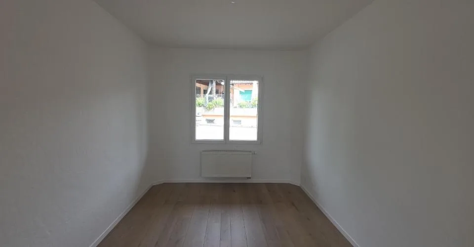 Bel appartement spacieux. Découvrez ce bel appartement spacieux et généreusement agencé, idéalement situé au coeur du village de Poliez-Pittet, dans un environnement calme et convivial. Vous profiterez d'un cadre de vie agréable tout en restant à seuleme
