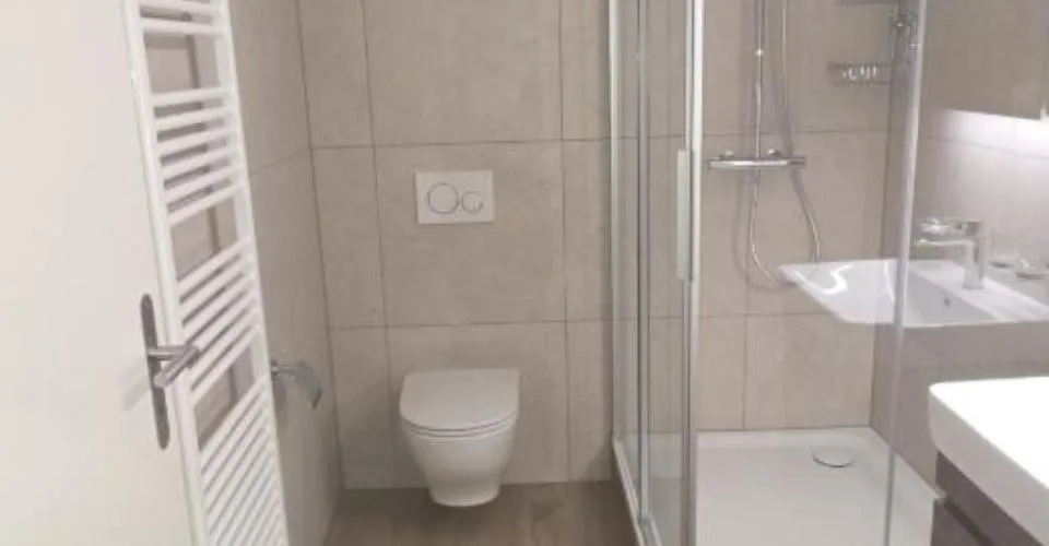 Bel appartement spacieux. Découvrez ce bel appartement spacieux et généreusement agencé, idéalement situé au coeur du village de Poliez-Pittet, dans un environnement calme et convivial. Vous profiterez d'un cadre de vie agréable tout en restant à seuleme