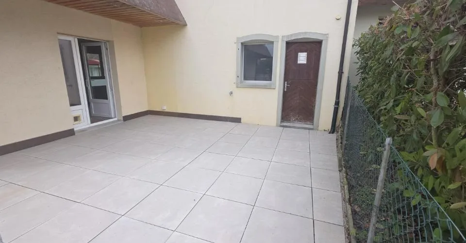 Bel appartement spacieux. Découvrez ce bel appartement spacieux et généreusement agencé, idéalement situé au coeur du village de Poliez-Pittet, dans un environnement calme et convivial. Vous profiterez d'un cadre de vie agréable tout en restant à seuleme