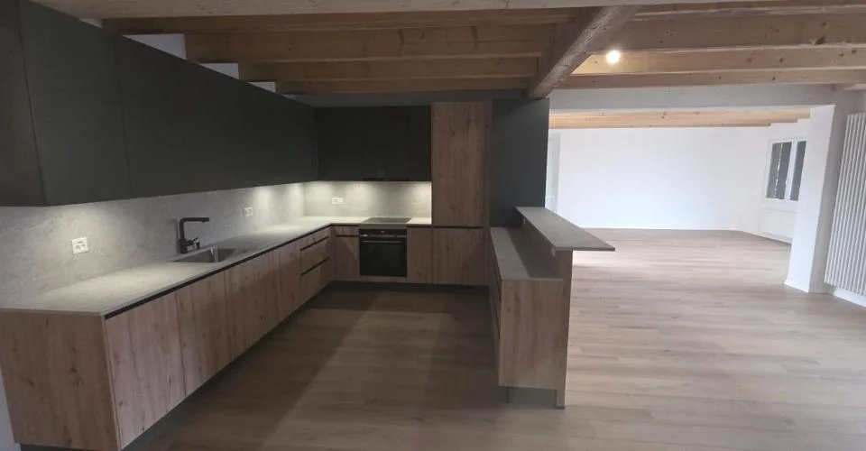 Bel appartement spacieux. Découvrez ce bel appartement spacieux et généreusement agencé, idéalement situé au coeur du village de Poliez-Pittet, dans un environnement calme et convivial. Vous profiterez d'un cadre de vie agréable tout en restant à seuleme