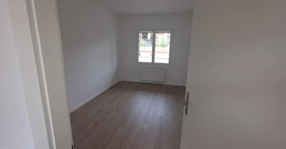 Bel appartement spacieux. Découvrez ce bel appartement spacieux et généreusement agencé, idéalement situé au coeur du village de Poliez-Pittet, dans un environnement calme et convivial. Vous profiterez d'un cadre de vie agréable tout en restant à seuleme