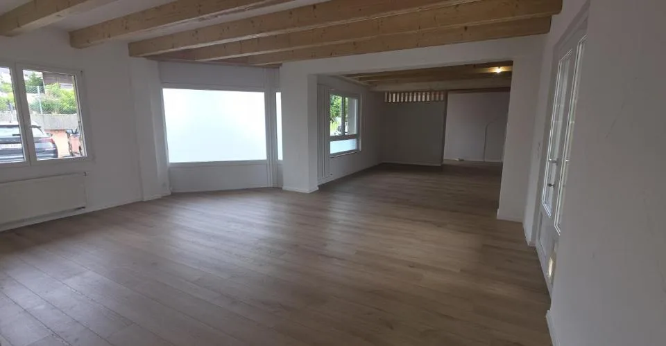 Bel appartement spacieux. Découvrez ce bel appartement spacieux et généreusement agencé, idéalement situé au coeur du village de Poliez-Pittet, dans un environnement calme et convivial. Vous profiterez d'un cadre de vie agréable tout en restant à seuleme