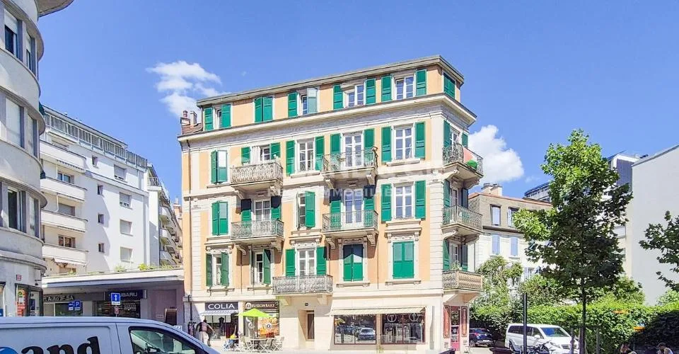 Charmant appartement de 5 pièces avec balcons dans un immeuble de caractère