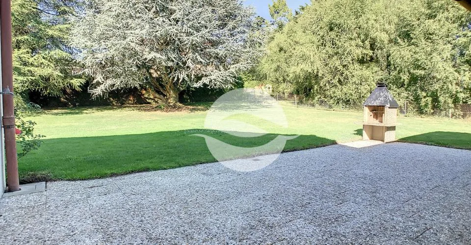 Maison individuelle avec magnifique jardin arboré