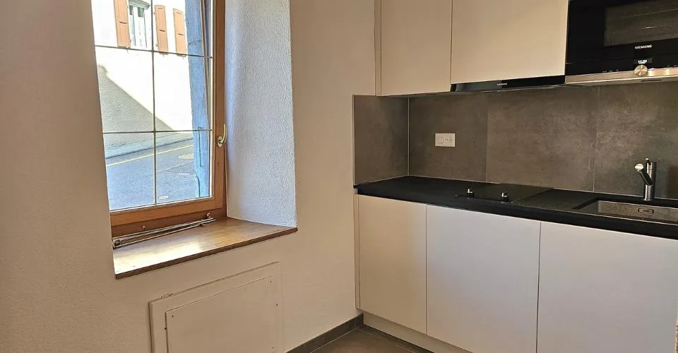 A Yvorne, à louer studio rénové au rez d'un petit immeuble.