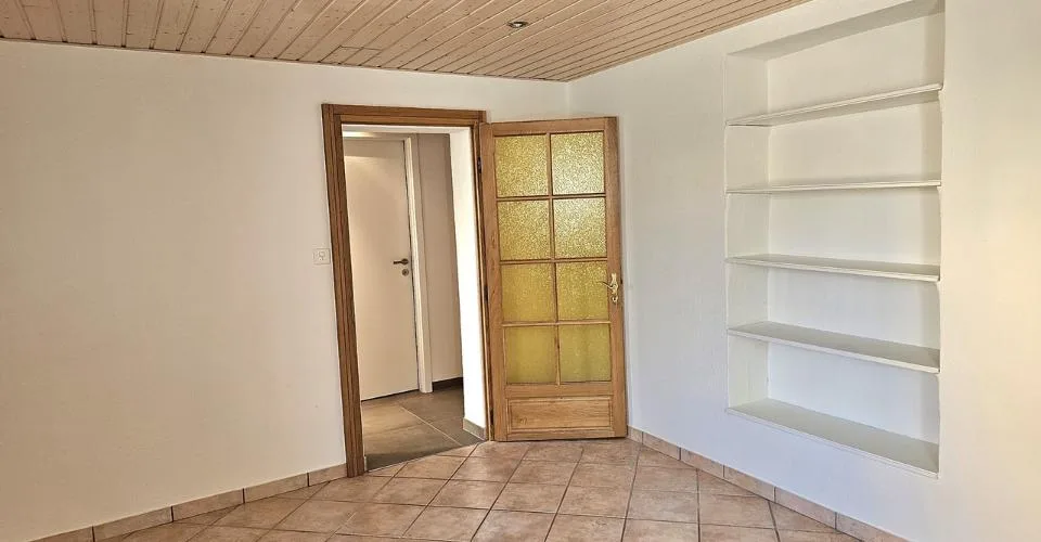 A Yvorne, à louer studio rénové au rez d'un petit immeuble.