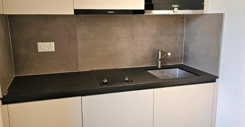 A Yvorne, à louer studio rénové au rez d'un petit immeuble.