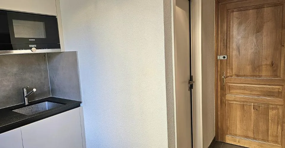 A Yvorne, à louer studio rénové au rez d'un petit immeuble.
