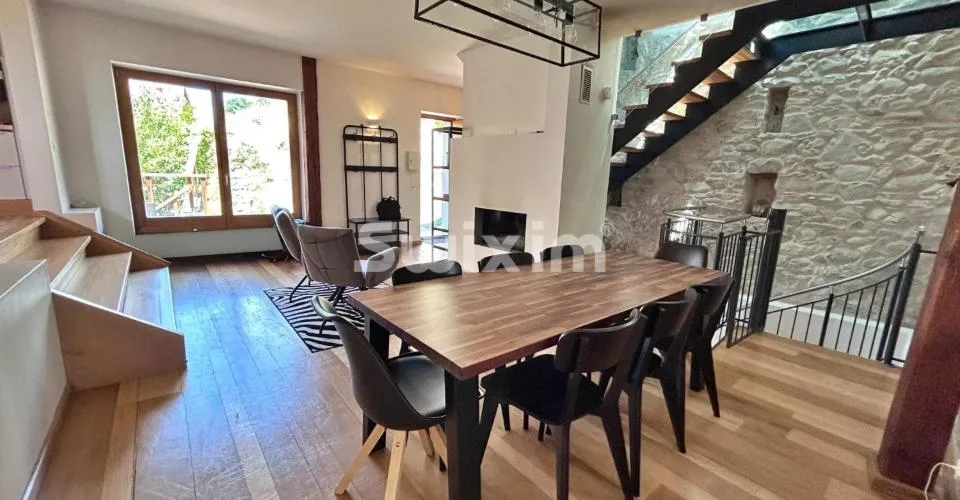 Exclusivité ! Vivez le charme du lac, Superbe triplex dans une bâtisse