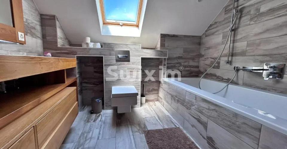 Exclusivité ! Vivez le charme du lac, Superbe triplex dans une bâtisse