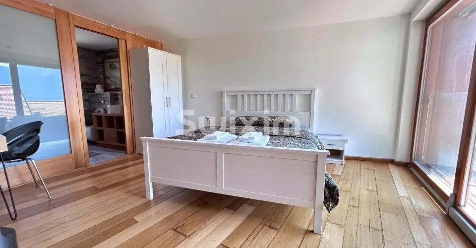 Exclusivité ! Vivez le charme du lac, Superbe triplex dans une bâtisse