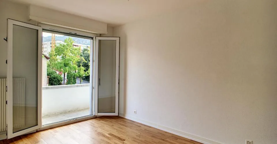 Bel appartement de 2 pièces au 2ème étage d'environ 54m2