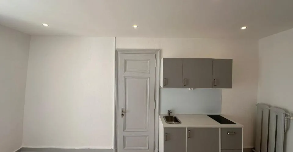 Studio rafraichi au 4ème étage avec une jolie vue sur le lac Léman