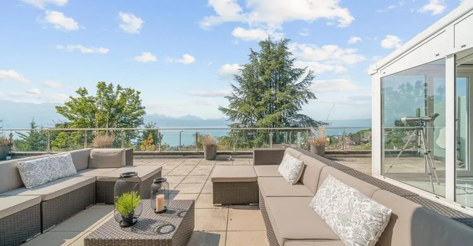 Duplex en attique avec vue dégagée sur le lac Léman