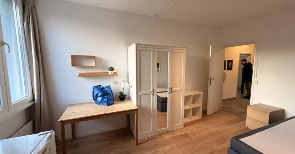 Chambre meublée à louer dans un appartement de 6 pièces