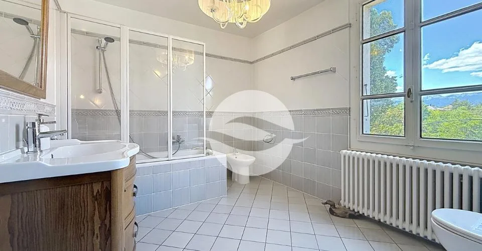 Elegant 8-room house in Terre Sainte