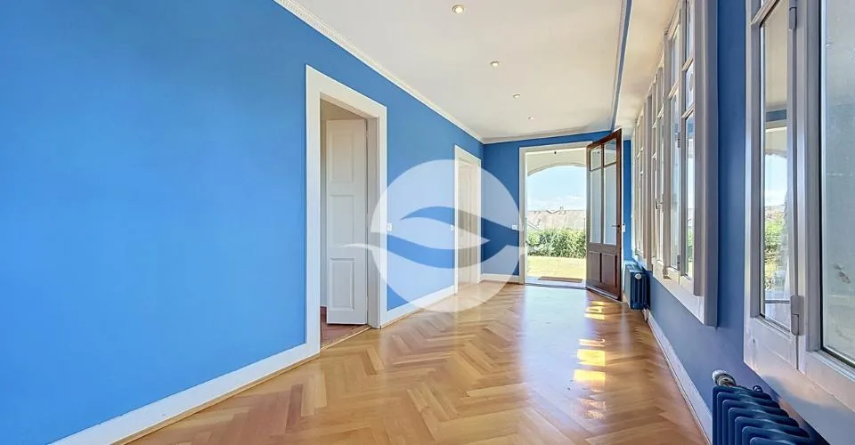 Elegant 8-room house in Terre Sainte