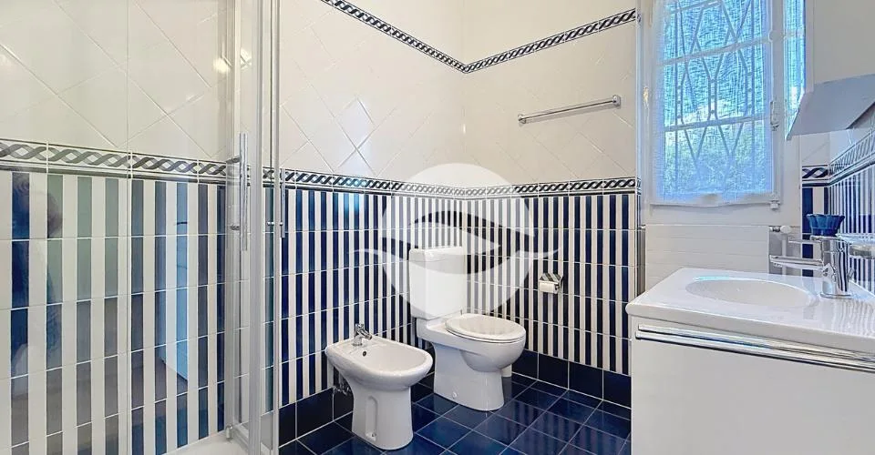 Elegant 8-room house in Terre Sainte