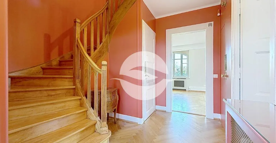 Elegant 8-room house in Terre Sainte